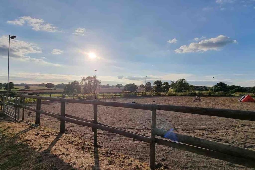 شقة Hillfields Farm Barn - A Rural Equestrian Escape كوفنتري المظهر الخارجي الصورة